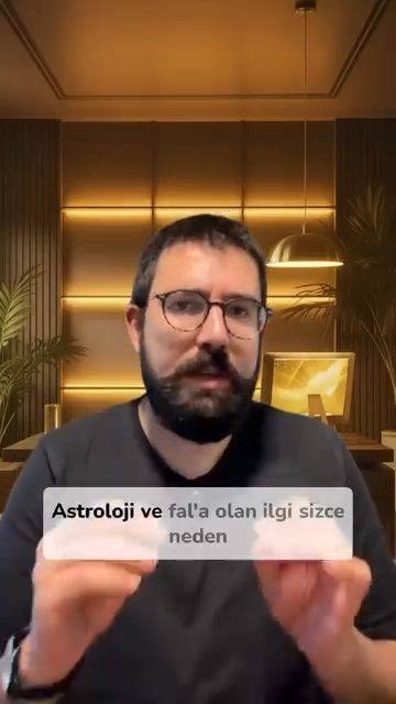 Astroloji, fal ve tarot ilgisinin belirsizlik, kontrol ihtiyacı ve sosyal medya kültürüyle ilişkisini anlatan video.