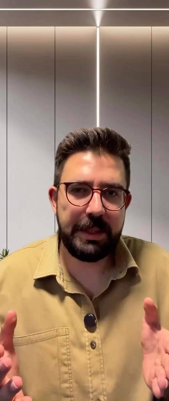 Kadın pantolonlarındaki küçük ceplerin moda tarihi, çanta endüstrisi ve toplumsal cinsiyetle ilişkisini anlatan video.