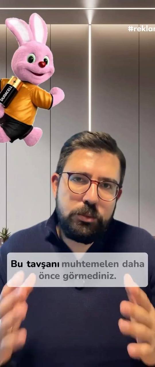 Duracell’in global tavşan maskotu ile Türkiye’deki Duramaz ayısı arasındaki yerelleştirme ve marka algısı farkını anlatan video.